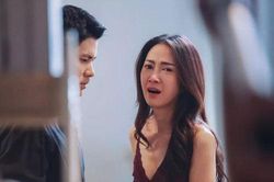 Quơ chân phải 'vật thể lạ' trong gầm giường của chồng sắp cưới, tôi hoảng hốt hủy hôn