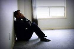Đi nhậu về khuya, tôi giật mình thảng thốt khi thấy vợ ngồi thu mình trong góc tối, tay cầm lon bia