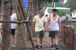 Người dân vẫn lơ là, không đeo khẩu trang, tập thể dục nơi công cộng ở Hà Nội