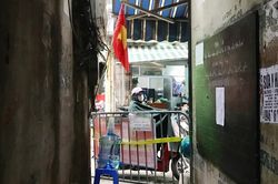 'Sáng ngủ dậy, tôi bất ngờ khi nhà trong diện phong tỏa'