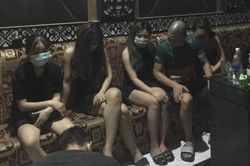 8 nam nữ 'bay' trong quán karaoke khi dịch Covid-19 bùng phát