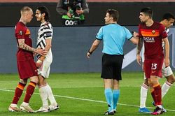 Fan MU phát sốt với hành động kiểu 'anh lớn' của Cavani trước Roma