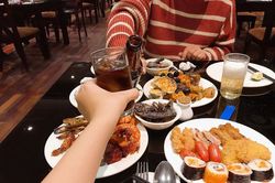 Bộ Y tế đề nghị nhân viên y tế không đi ăn tiệc buffet, hát karaoke, rạp chiếu phim
