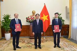 Bộ trưởng Bùi Thanh Sơn trao quyết định tiếp nhận và bổ nhiệm cấp Vụ trưởng của Bộ Ngoại giao