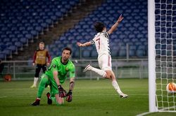 MU vào chung kết Europa League: Phải giữ Cavani bằng mọi giá