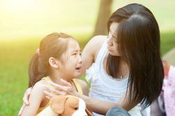 Vì sao trẻ hay nhõng nhẽo khi có mẹ bên cạnh?