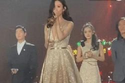Loạt ảnh cũ bắt trọn khoảnh khắc Dương Mịch nhìn chằm chằm Triệu Lệ Dĩnh với ánh mắt không thân thiện