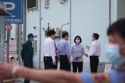 Chủ tịch Hà Nội trực tiếp kiểm tra Bệnh viện K Tân Triều sau lệnh đột ngột phong tỏa