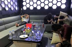 Bất chấp lệnh cấm, quán karaoke vẫn mở cửa cho khách hát và sử dụng ma túy