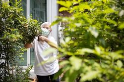 Người cao tuổi trong dịch COVID-19 cần ăn uống như thế nào?