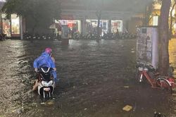 Mưa lớn vào giờ tan tầm, Hà Nội ngập nhiều tuyến phố