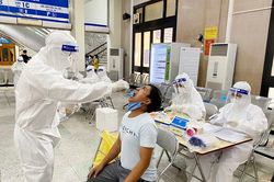 Quận Đống Đa: Xét nghiệm Covid-19 cho nhân viên ga Hà Nội