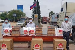 Tổng Lãnh sự quán Việt Nam tại Preah Sihanouk hỗ trợ bà con có hoàn cảnh khó khăn tại Campuchia