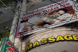 Đột kích cơ sở massage, bắt quả tang nữ nhân viên 'tắm tiên' cùng khách