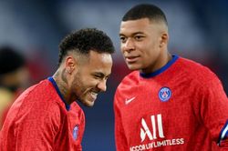 Neymar đặt bút ký hợp đồng 'khủng' với PSG