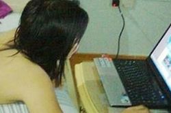 Gửi ảnh sex cho người tình qua mạng, cô gái bị tống tiền