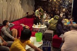 Bị phát hiện đón khách giữa mùa dịch, chủ quán karaoke tạo hiện trường giả