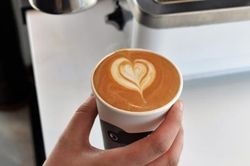 Anh nhân viên tặng ly café cho cô gái đang khóc, hành động tử tế này tạo nên điều bất ngờ