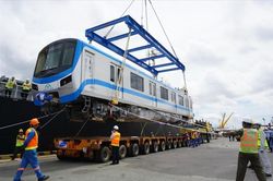 2 đoàn tàu tuyến metro số 1 về đến TP. HCM vào sáng 10/5