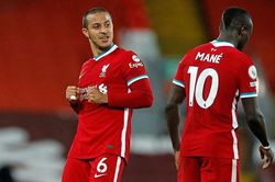 Thiago lần đầu ghi bàn, Liverpool nhen nhóm hi vọng dự C1