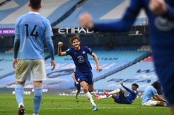 Thua ngược Chelsea, Man City chưa thể sớm vô địch Premier League