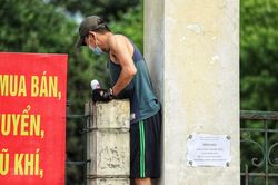 Người dân Hà Nội vẫn vô tư đi đường, tập thể dục không đeo khẩu trang