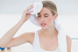 Bí quyết ngăn tiết mồ hôi quá nhiều trong ngày hè
