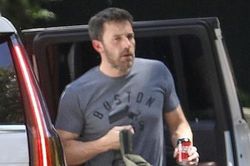 Ben Affleck đến thăm nhà 'tình cũ' Jennifer Lopez sau khi cô hủy hôn