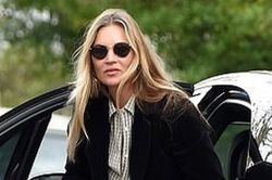 Cựu mẫu lừng danh Kate Moss 'hút mắt' với vẻ ngoài sành điệu ở tuổi 47