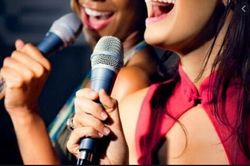 Tìm người hát karaoke, nhân viên dọn phòng, người đến quán cơm... liên quan ca COVID-19