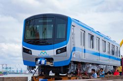Hơn 4 giờ hạ tải đoàn tàu metro trên cảng Khánh Hội