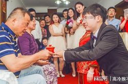 Nhìn chồng trong phòng tắm, vợ quyết định ly hôn dù chưa kịp động phòng