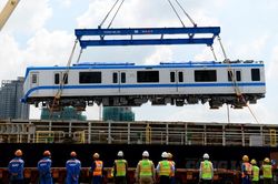 Cận cảnh 2 đoàn tàu metro vừa cập bến tại TP. HCM, đưa lên xe siêu trường, siêu trọng