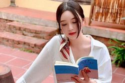 Quỳnh Kool tặng sách ý nghĩa cho Hồng Diễm