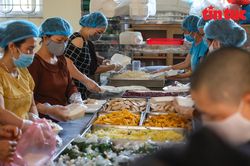Hàng trăm suất cơm từ thiện hỗ trợ bệnh nhân cách ly tại Bệnh viện K cơ sở Tam Hiệp