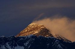 Trung Quốc lập 'dải phân cách' trên đỉnh Everest ngăn COVID-19 lan từ Nepal