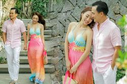 Chi Bảo tình tứ bên vợ doanh nhân kém 16 tuổi, đàng gái tiện khoe body bốc lửa và vòng 1 căng đầy hỏi sao chồng si mê!