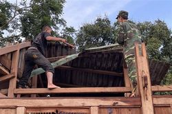 Khắc phục hậu quả lốc xoáy trên địa bàn 2 xã A Bung và A Ngo