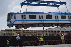 Chiêm ngưỡng hai đoàn tàu Metro số 1 vừa cập cảng Khánh Hội