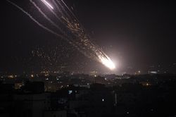 Hamas bắn tên lửa vào Israel sau vụ đụng độ ở Jerusalem