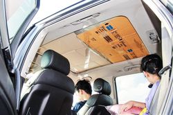 Dùng bìa cứng, xốp dày che chắn cửa sổ trời trên ôtô