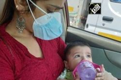 Cảnh sát Ấn Độ giúp cặp vợ chồng mắc Covid-19 chăm con 6 tháng tuổi