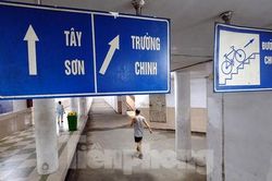 Hà Nội: Trốn lực lượng chức năng, người dân chui xuống hầm đi bộ tập thể dục