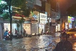 Hà Nội mưa như trút nước, đường phố biến thành sông