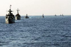 Tàu Mỹ và Iran lại chạm trán trên Eo biển Hormuz