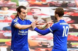 Thua Leicester, MU dâng chức vô địch cho Man City