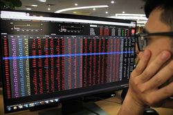 Lực bán mạnh cuối phiên khiến VN-Index đảo chiều giảm