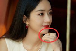 Không chỉ mình Phùng Thiệu Phong đi xem mắt, Triệu Lệ Dĩnh cũng nhanh chóng có tình mới?