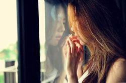 Nhìn gói quà không có tên người gửi được chuyển đến tận nhà, tôi sợ đến bủn rủn chân tay