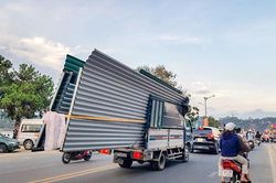 Chở hàng cồng kềnh, quá khổ giữa phố Đà Lạt